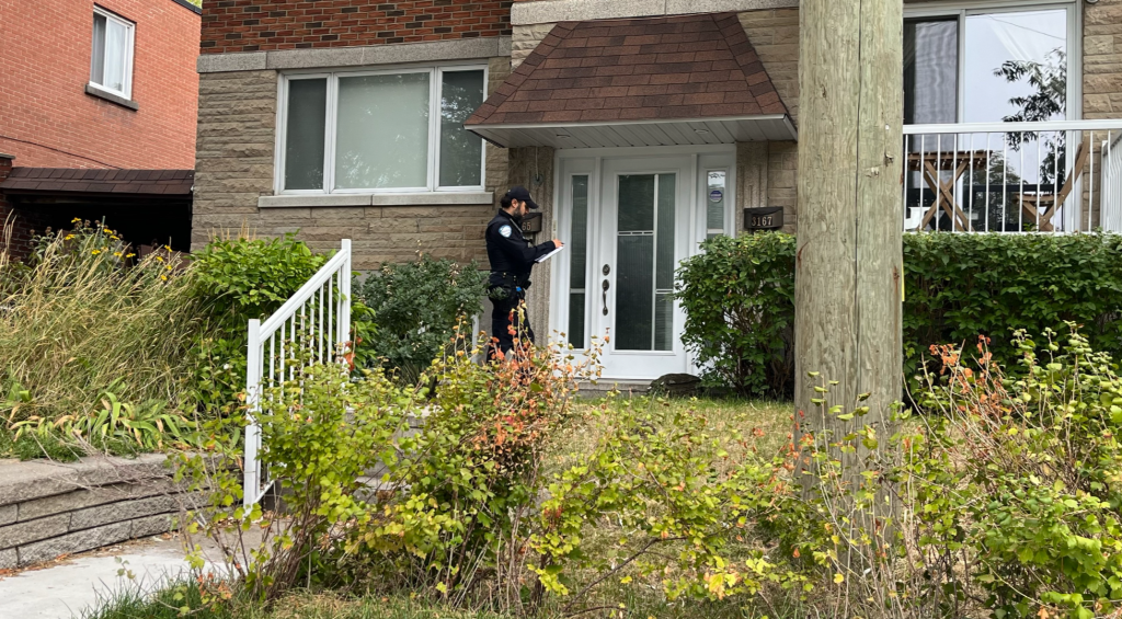 montreal police officer knocking on doors