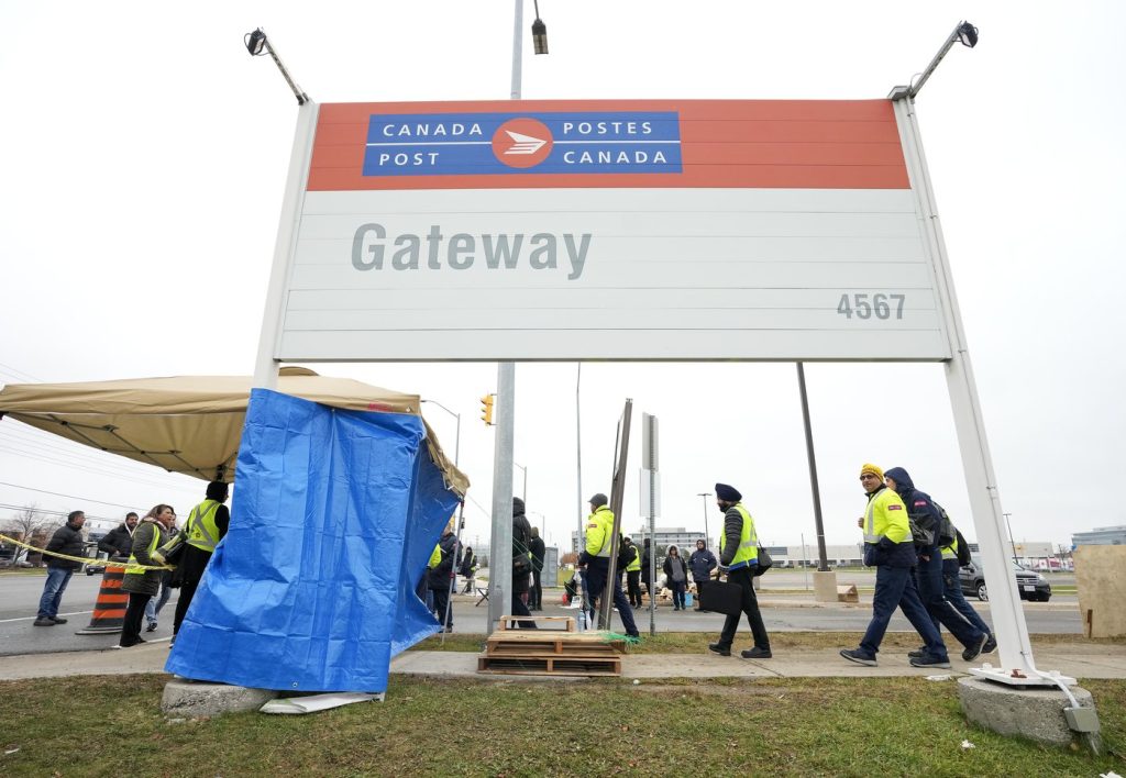 Canada Post down 8M parcels amid strike as talk carry on over weekend