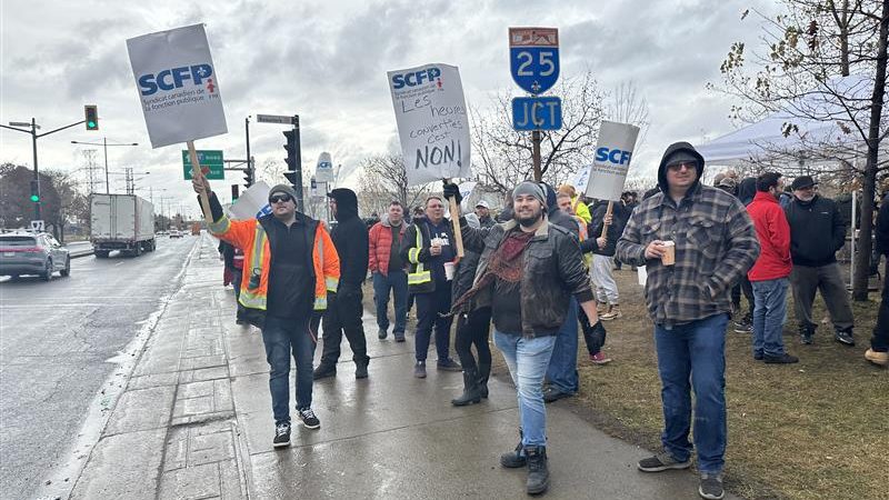 Employers lock out longshore workers in Montreal after contract offer rejected