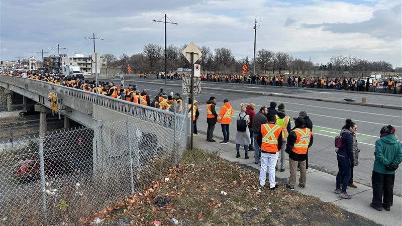 Quebec government engineers strike near La Fontaine Tunnel bridge