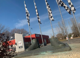 gilles villeneuve statue