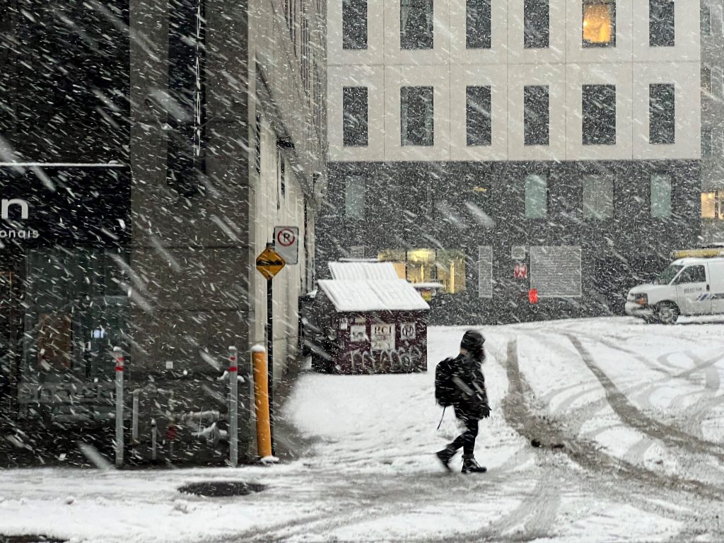 Snowy start for Montrealers, difficult commute