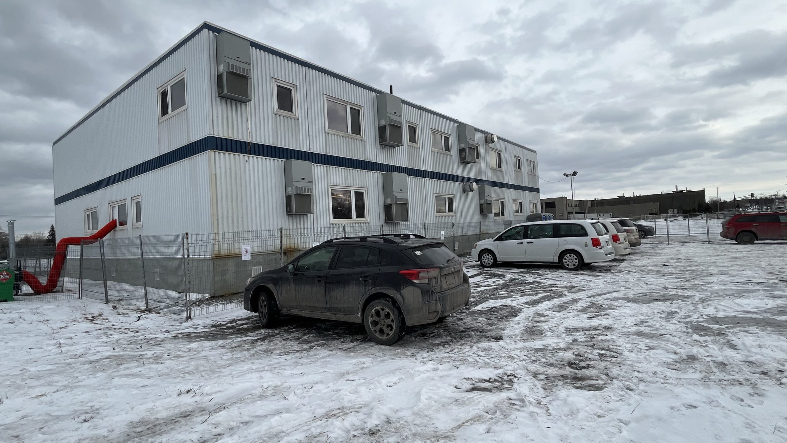 Montreal turns vacant facility into 40-space warming shelter in Saint-Laurent