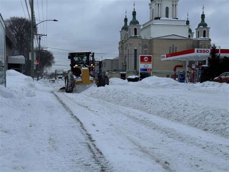 With snow piling up, Montreal abandons clearing operation and moves