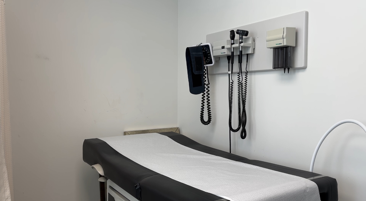 Quebec family doctors halt teaching students amid contract talks